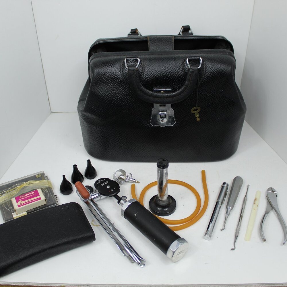 Kruse Vintage Black Top Grain Cowhide Leather w/Crest Lock+Key Incl Accessories